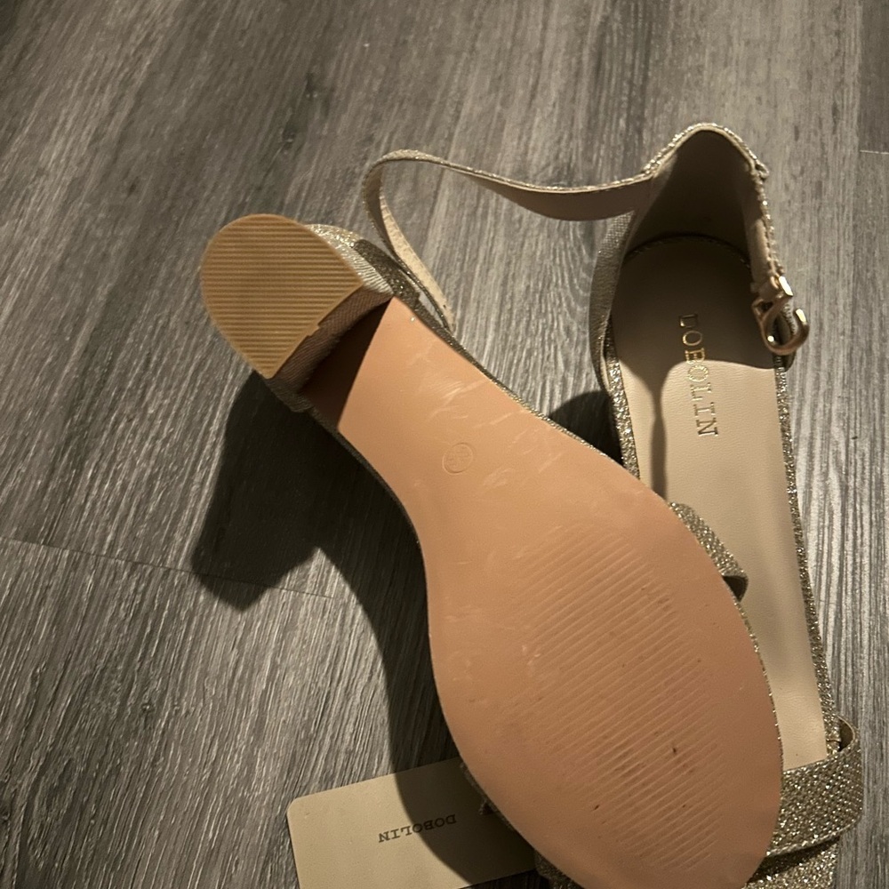 Elegant Gold Women's Sandals - Picture 4 of 4